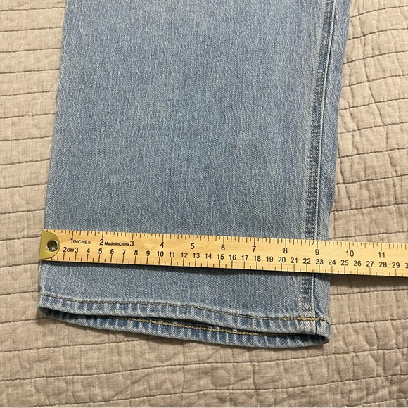 OLD NAVY Women's Wow Boyfriend Mid Rise Jeans Light Wash Blue Denim Size 30 - Picture 9 of 11